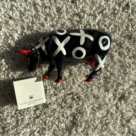 CowParade Hugs & Smooches XO Cow Figurine 2000 - Picture 2 of 7